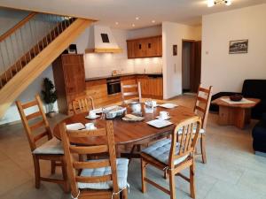 a kitchen and dining room with a wooden table and chairs at Moarhof Holzhausen in Holzhausen