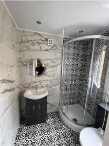 a man taking a picture of a bathroom at 4 Bedroom House, Central City Location in Newcastle upon Tyne