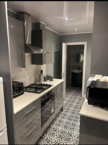 Η κουζίνα ή μικρή κουζίνα στο 4 Bedroom House, Central City Location