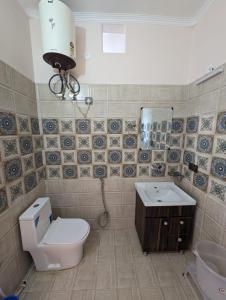 uma casa de banho com um WC e um lavatório em Kedara Stays em Mussoorie