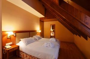 Postel nebo postele na pokoji v ubytování Hotel Spa Acevi Val d’Aran