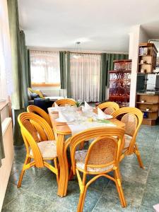 een houten tafel met stoelen en een eetkamer bij KATALIN APP. ZALAGYÖNGYE in Zalakaros