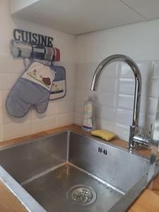 un fregadero de acero inoxidable en una pequeña cocina en Studio 5min aéroport d'Orly 2 lits, en Athis-Mons