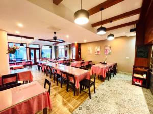 - un restaurant avec des tables et des chaises dans une salle dans l'établissement Cat Cat View Hotel, à Sa Pa