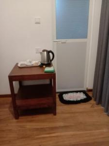 Příslušenství pro přípravu čaje a kávy v ubytování Welcome Inn Mirissa