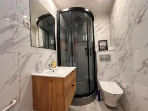 Koupelna v ubytování Apartamenty KTW CENTRAL STATION + 28 fotografií