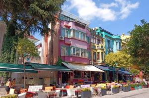 ein farbenfrohes Gebäude mit Tischen und Stühlen davor in der Unterkunft The Han in Istanbul