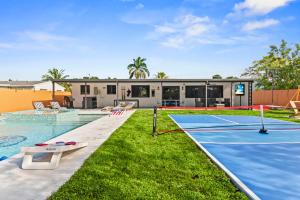 una casa con piscina y pista de ping pong en Luxury Getaway with Retreat Heated pool and Jacuzzi L31, en Miami