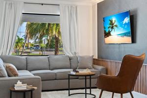 - un salon avec un canapé et une grande fenêtre dans l'établissement Luxury Getaway with Retreat Heated pool and Jacuzzi L31, à Miami