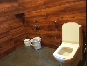 baño con aseo y 2 cubos de basura en Loft wood house en Kodaikānāl