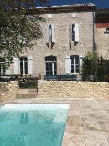 una casa con piscina frente a una casa en Le gite des carmes, en Lauzerte