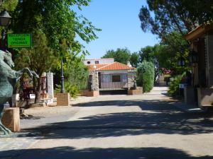 una calle en una ciudad con un cartel que lee granjas urbanas en Alojamiento Rural Los Delfines, en Valdepeñas