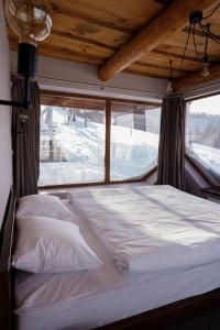 ein großes Bett in einem Zimmer mit Fenster in der Unterkunft Hygge House in Vyshka