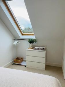 a bedroom with a bed and a window at Winton Grove – for outdoor and tennis enthusiasts in Kilmacanoge