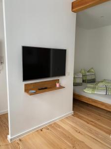 a flat screen tv on a wall in a room at Altstadt-Apartment Kirchblick in Gransee