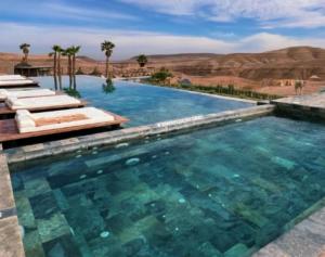 una piscina con vista sul deserto di Agafay Luxury camp a Marrakech
