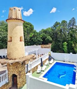 una piscina y un faro en la parte superior de un edificio en Hostal El Brillante - Alojamientos El Duque en Córdoba