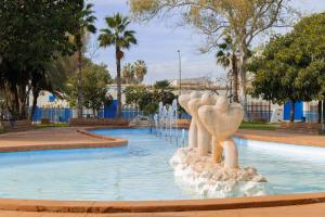 een fontein in het midden van een zwembad bij C55 Cosy studio close to the beach in Málaga