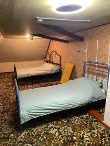 two bunk beds in a room with a ceiling at Beautiful farmhouse near Amsterdam center in Watergang
