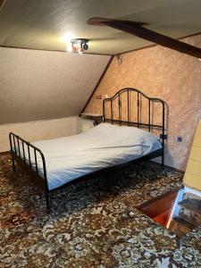 a bedroom with a bed in a attic at Beautiful farmhouse near Amsterdam center in Watergang