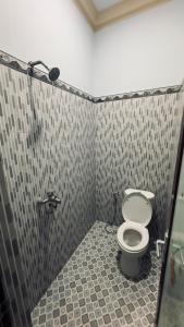 Kamar mandi di Setiya Homestay