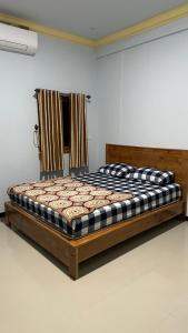 Tempat tidur dalam kamar di Setiya Homestay +2 foto