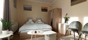 Łóżko lub łóżka w pokoju w obiekcie Karancs Apartman Salgótarján