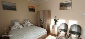 Łóżko lub łóżka w pokoju w obiekcie Karancs Apartman Salgótarján