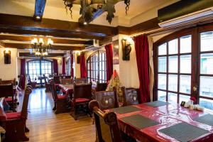 - une salle à manger avec des tables, des chaises et des fenêtres dans l'établissement Assiutel, à Assiout