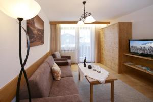 Televízia a/alebo spoločenská miestnosť v ubytovaní Appartement Lackner