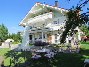 Afbeelding uit fotogalerij van 5 Sterne Ferienwohnung am See in Böbing