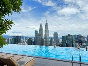 The Platinum Kuala Lumpur By Newcastle في كوالالمبور: مسبح لا متناهي مطل على المدينة