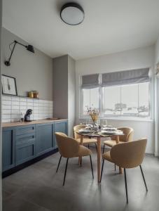 een eetkamer met een tafel en stoelen in een keuken bij Central Apartment Parking Two Bedrooms Sky Terrace in Sofia