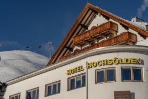 un bâtiment avec un panneau indiquant l'hôtel hochschologiste dans l'établissement Hotel Hochsölden, à Sölden