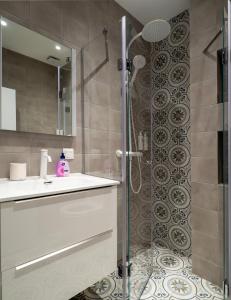 een badkamer met een douche, een wastafel en een spiegel bij Central Apartment Parking Two Bedrooms Sky Terrace in Sofia
