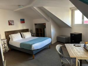 サン・ジャン・ド・リュズにあるMosaikhotelのベッドルーム1室(ベッド1台、デスク、テーブル付)