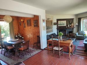 a living room with a table and a dining room at Casa Isla Negra con hermosa vista al mar in Isla Negra