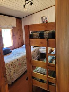 a bedroom with two bunk beds and a bed at Cabaña de Lore in Licán Ray