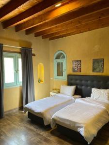 Postel nebo postele na pokoji v ubytování Kom El Dikka Agri Lodge