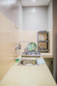 uma cozinha com um lavatório e uma bancada em corner House em Imsouane