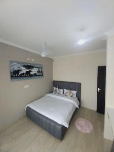 um quarto com uma cama grande num quarto em Eleganza Suites em Kilifi
