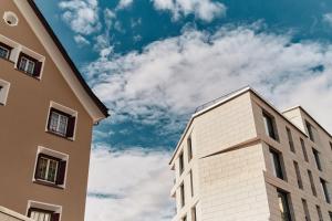 un edificio con il cielo sullo sfondo di Hotel GRACE LA MARGNA ST MORITZ a Sankt Moritz