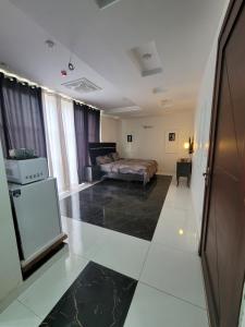 una camera d'albergo con letto e frigorifero di Ultra muse Studio Apartment a Lahore