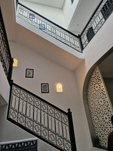 een trap in een huis met een balkon bij Riad Darnooz in Marrakesh