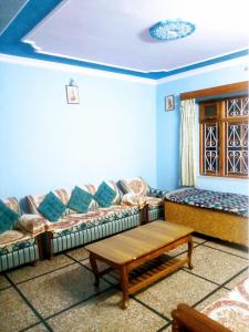 - un salon avec des canapés et une table basse dans l'établissement Akash Homestay, à Shimla