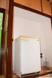 een oude witte koelkast in een kamer bij Très belle maison in Sidi Ifni