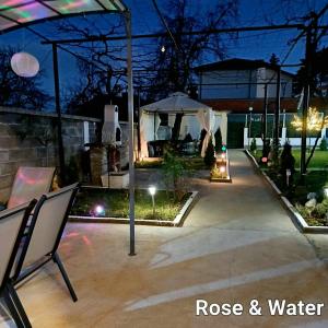 um jardim à noite com um gazebo em Rose & Water Guest house em Pavel Banya