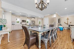 Foto dalla galleria di Beach House with PRIVATE POOL & 14 BIKES Included! a Santa Rosa Beach
