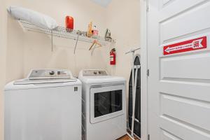 Foto dalla galleria di Beach House with PRIVATE POOL & 14 BIKES Included! a Santa Rosa Beach