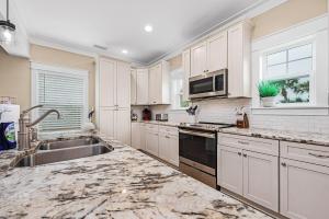 Foto dalla galleria di Beach House with PRIVATE POOL & 14 BIKES Included! a Santa Rosa Beach